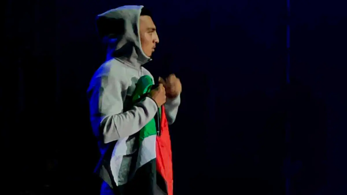 El cantante Morad con la bandera de Palestina durante su concierto en el Espacio Zity de Zaragoza. Foto: AD