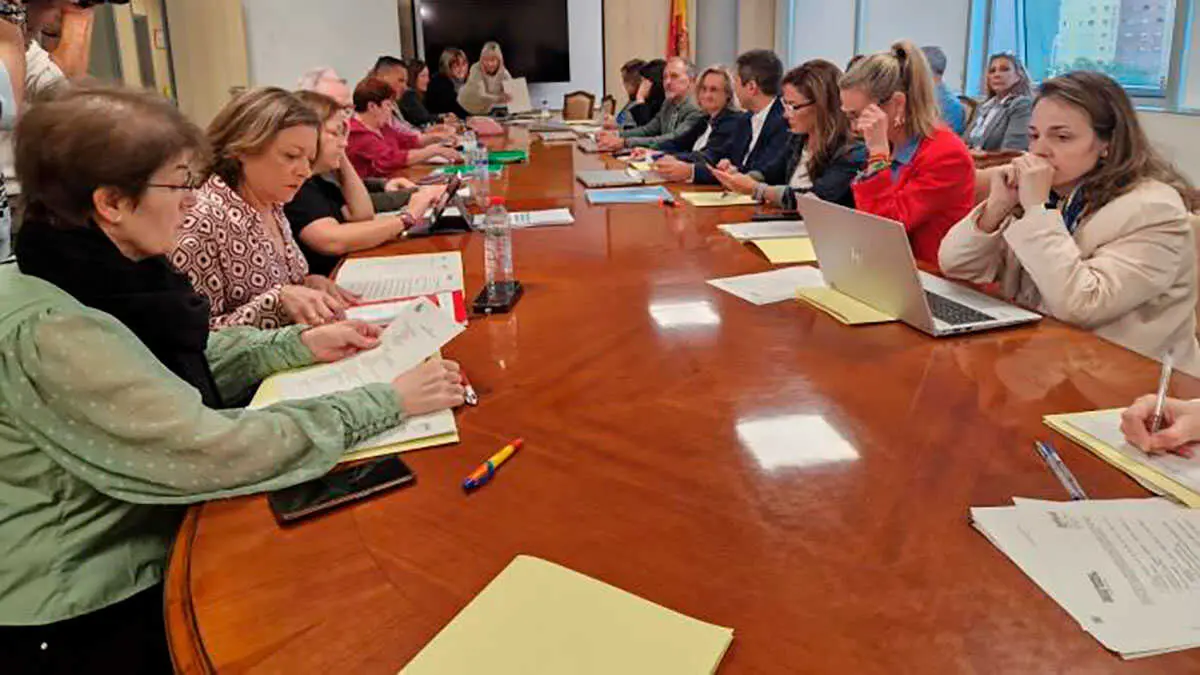 Adem&aacute;s, la reuni&oacute;n con los representantes de los trabajadores ha permitido dar luz verde a la regularizaci&oacute;n de la jornada reducida acumulada, de las jornadas de 12 horas y de los distintos tipos de guardias. Foto: A.D.