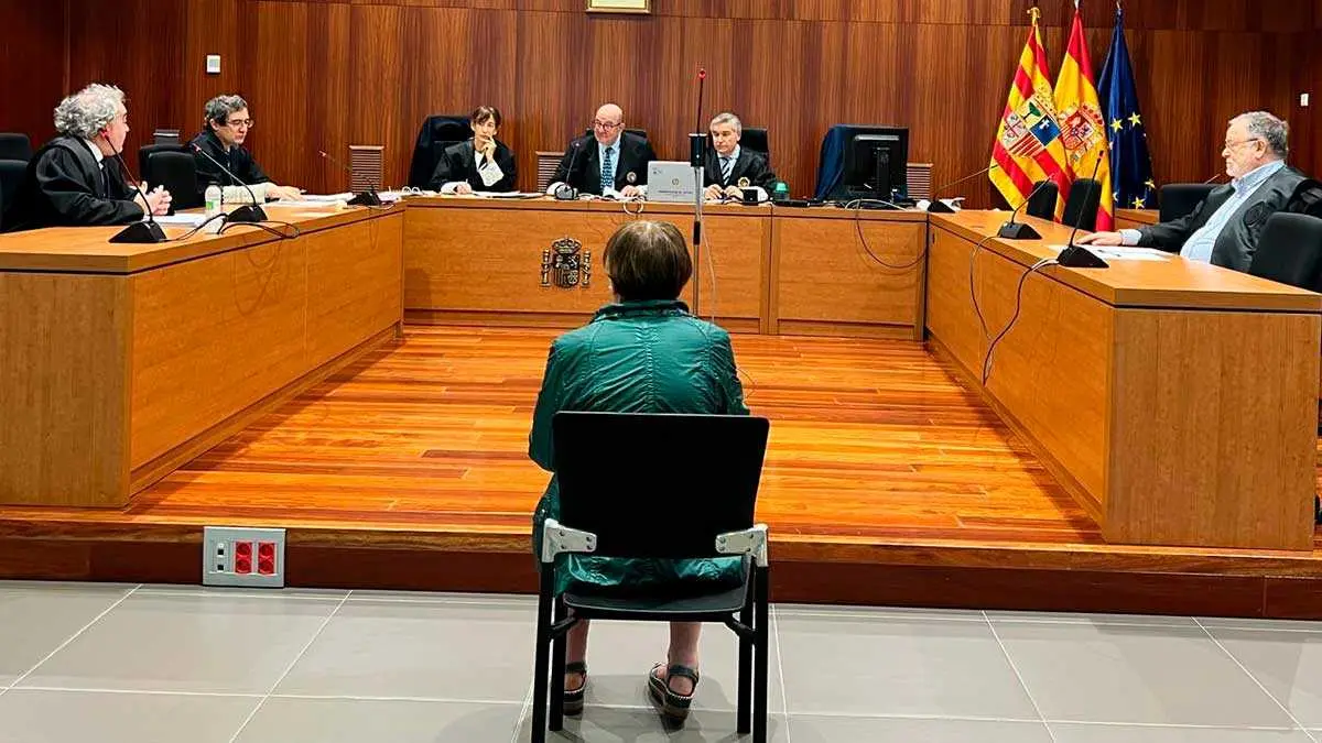 La madre de Antonio Casasnovas, sentada este martes en el banquillo de la Audiencia Provincial de Zaragoza.