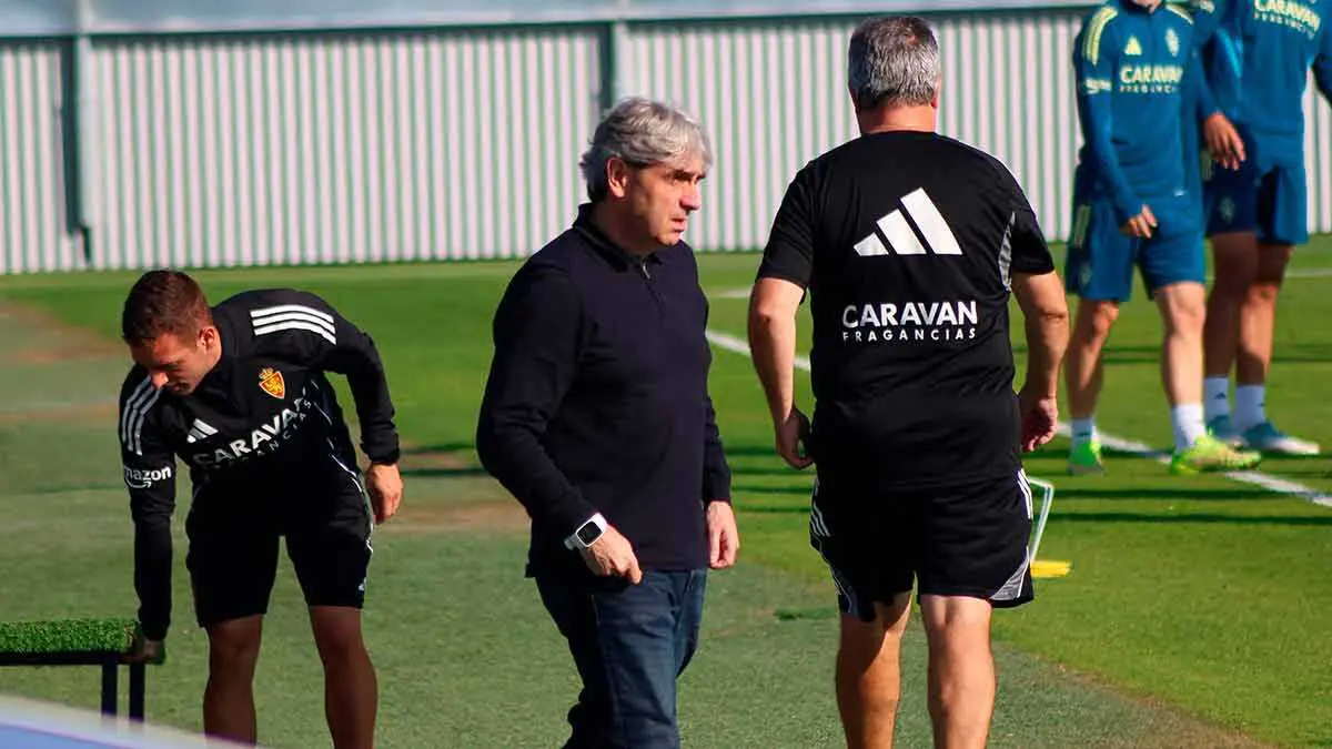 Txema Indias visualiza un entrenamiento del Real Zaragoza en el Ibercaja Estadio. Foto: Pilar &Aacute;lvarez