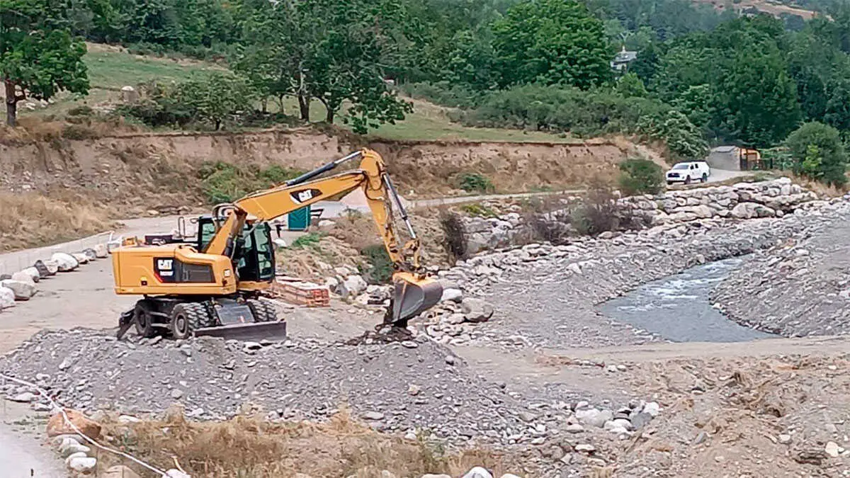 Obras en el cauce del r&iacute;o. Foto: Plataforma en Defensa de las Monta&ntilde;as
