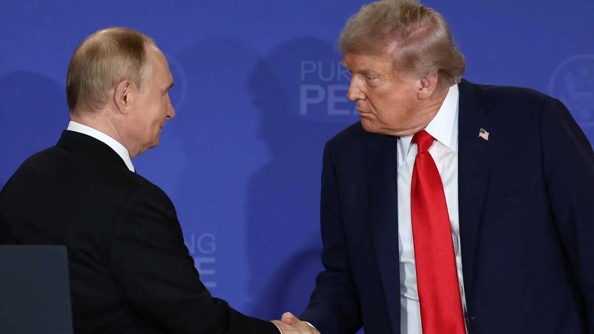 El presidente ruso  y el presidente de EE.UU se dan la mano al final de una conferencia de prensa en Anchorage, Alaska. (EFE NO USAR)