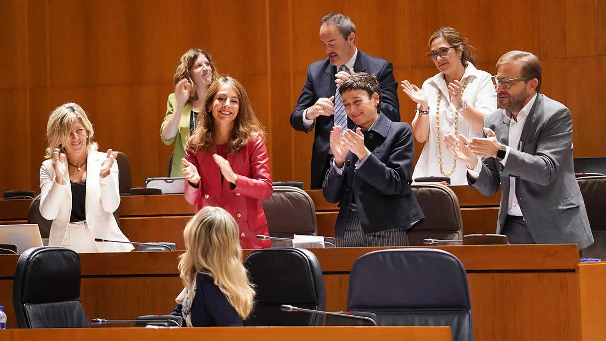Los diputados del PP aplauden a Vaquero, de espaldas. Foto: Cortes de Arag&oacute;n