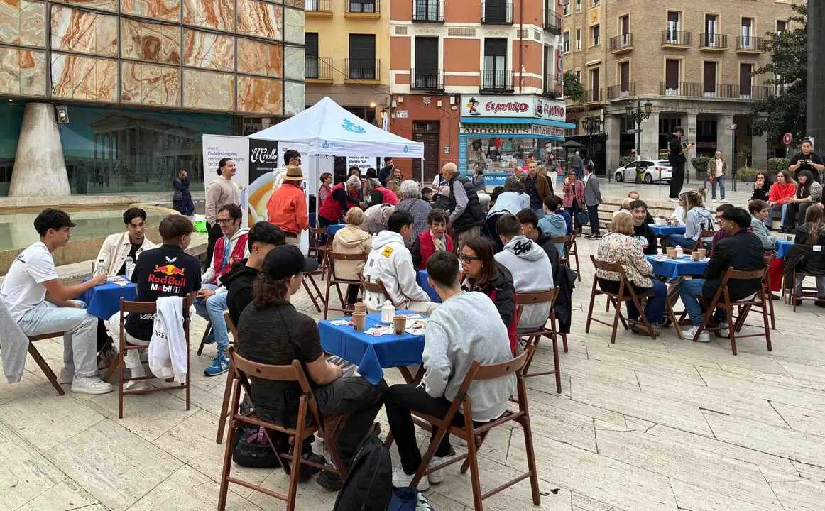 Participantes en el desayuno solidario "Rompe la soledad"