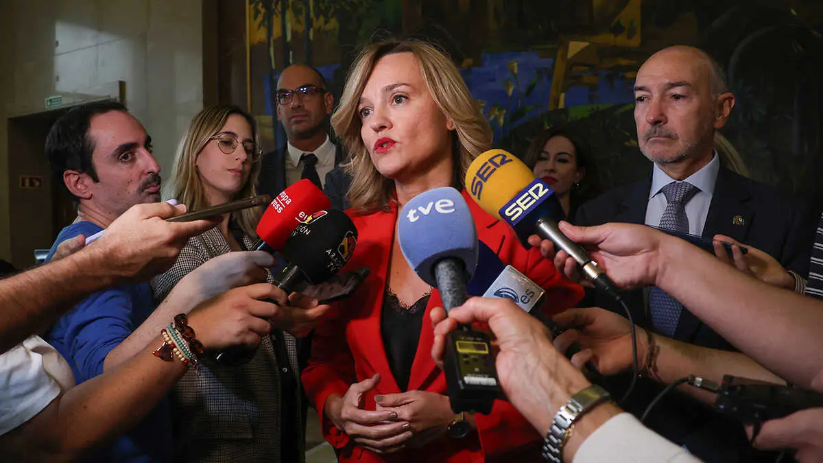 Alegr&iacute;a atiende a los medios. Foto: Pilar &Aacute;lvarez