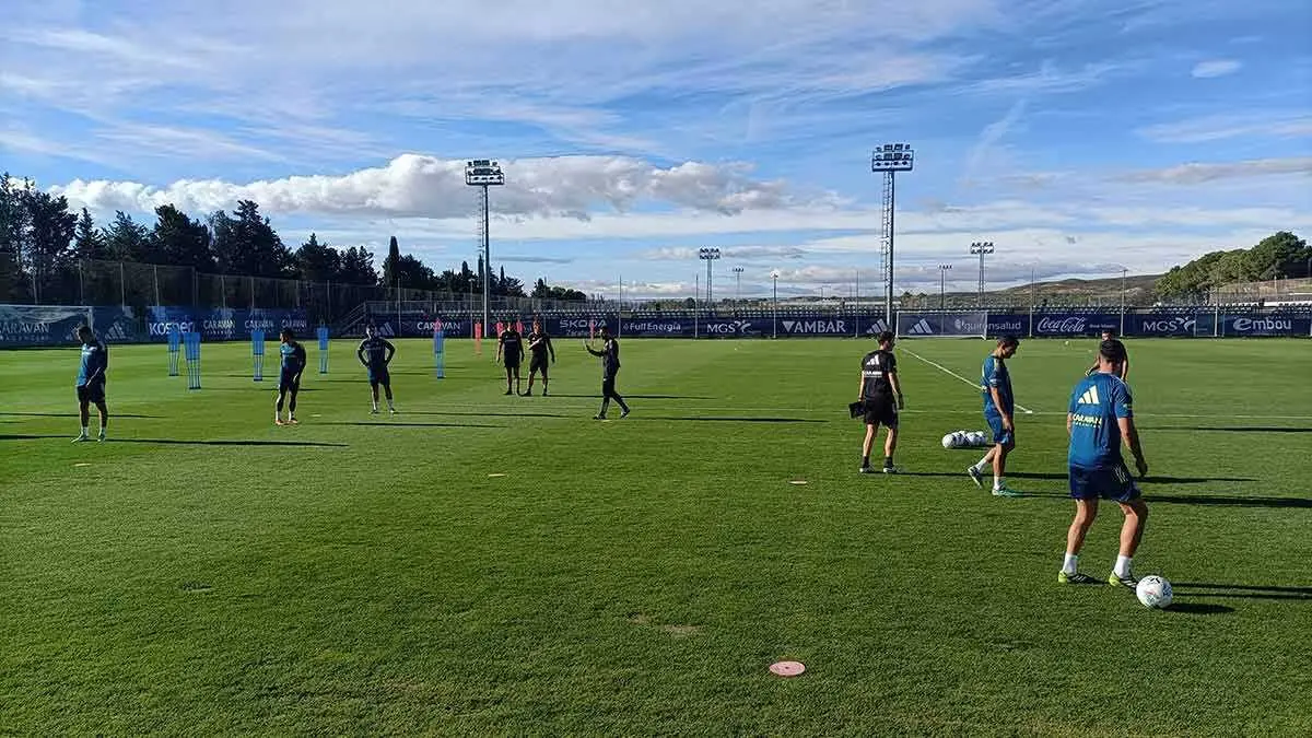 Sell&eacute;s da indicaciones en un entrenamiento con el Real Zaragoza. Foto: M.G.