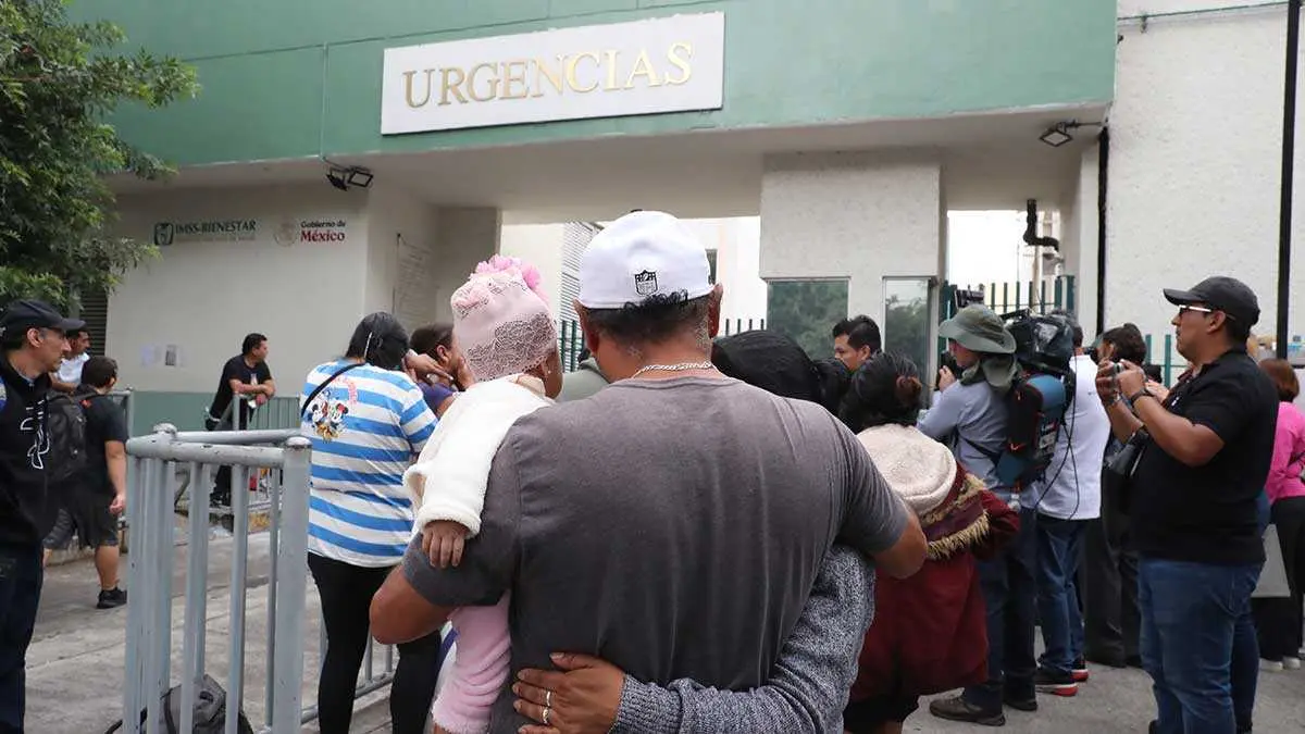 Familiares de las victimas por la explosi&oacute;n de cami&oacute;n de gas permanecen a las afueras del Hospital General Dr. Rub&eacute;n Le&ntilde;ero en la Ciudad de M&eacute;xico (M&eacute;xico). Imagen de archivo. EFE/ Mario Guzm&aacute;n