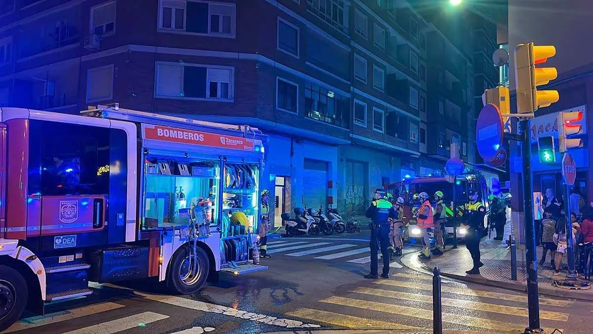 El incendio en Zaragoza en un piso de viviendas en la calle Santa Orosia ha movilizado un importante dispositivo de Bomberos. Foto: AD