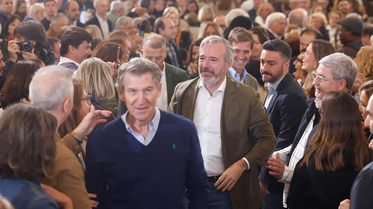 Azc&oacute;n y Feij&oacute;o a su llegada al Parque de Atracciones de Zaragoza por el D&iacute;a del Afiliado del PP Arag&oacute;n. Foto: Chus Marcador