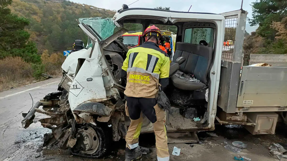 El conductor de uno de los camiones implicados en el accidente de tr&aacute;fico en Teruel muri&oacute; d&iacute;as despu&eacute;s y ahora se investiga como homicidio imprudente. Fuente: Bomberos DPT