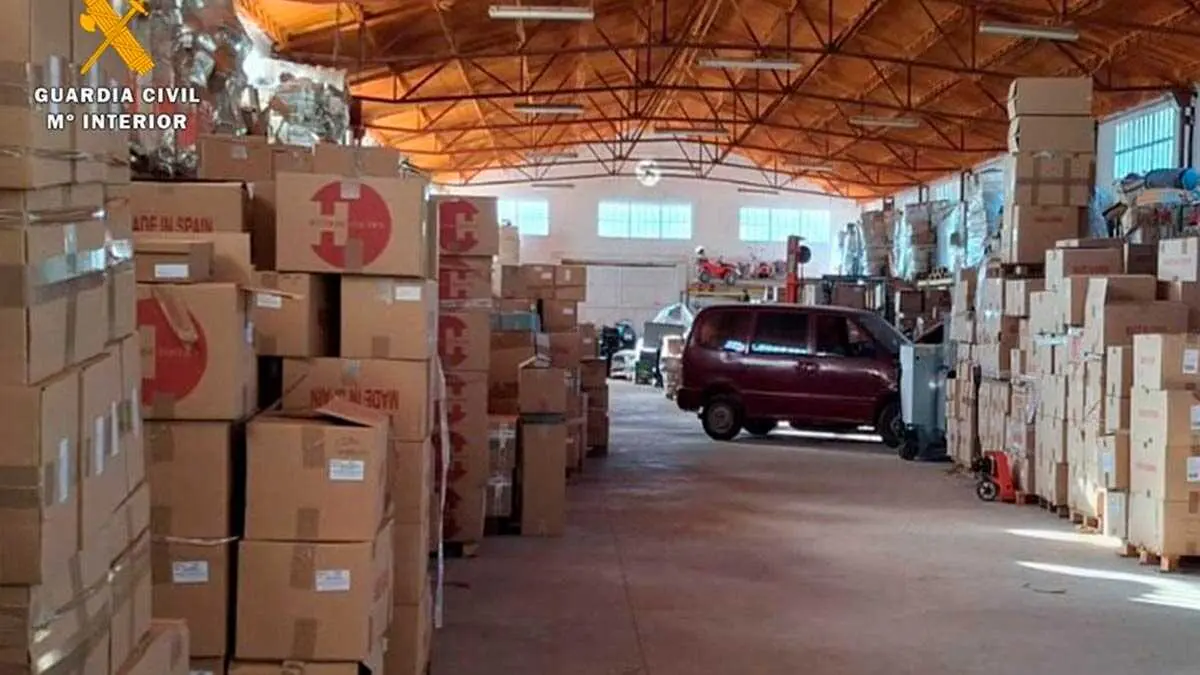 En el registro practicado en una nave de Gotor la Guardia Civil ha recuperado 18.000 pares de zapatos.