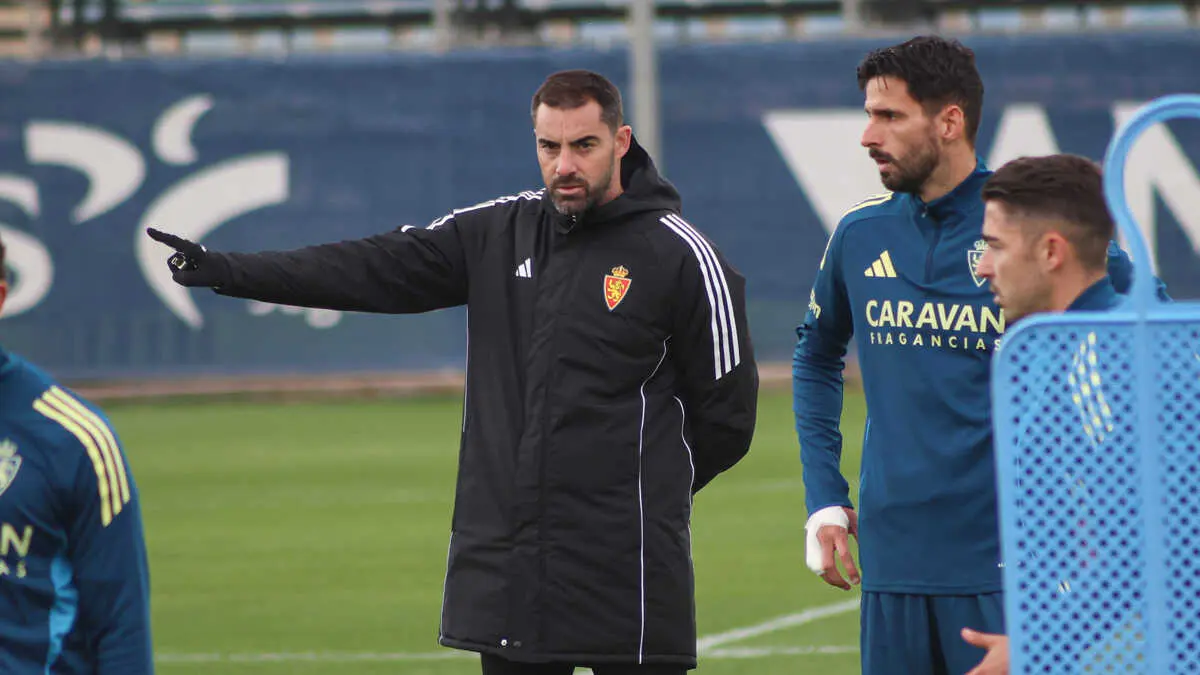 El entrenador del Real Zaragoza, Rub&eacute;n Sell&eacute;s, da indicaciones ante Kodro. Foto: Pilar &Aacute;lvarez