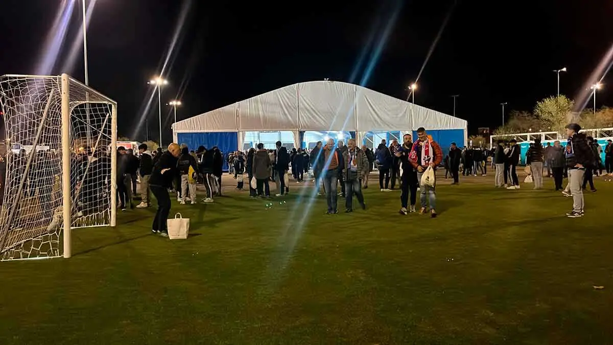 Poco ambiente en los aleda&ntilde;os del Ibercaja Estadio antes del Real Zaragoza - Huesca. Foto: M.G.