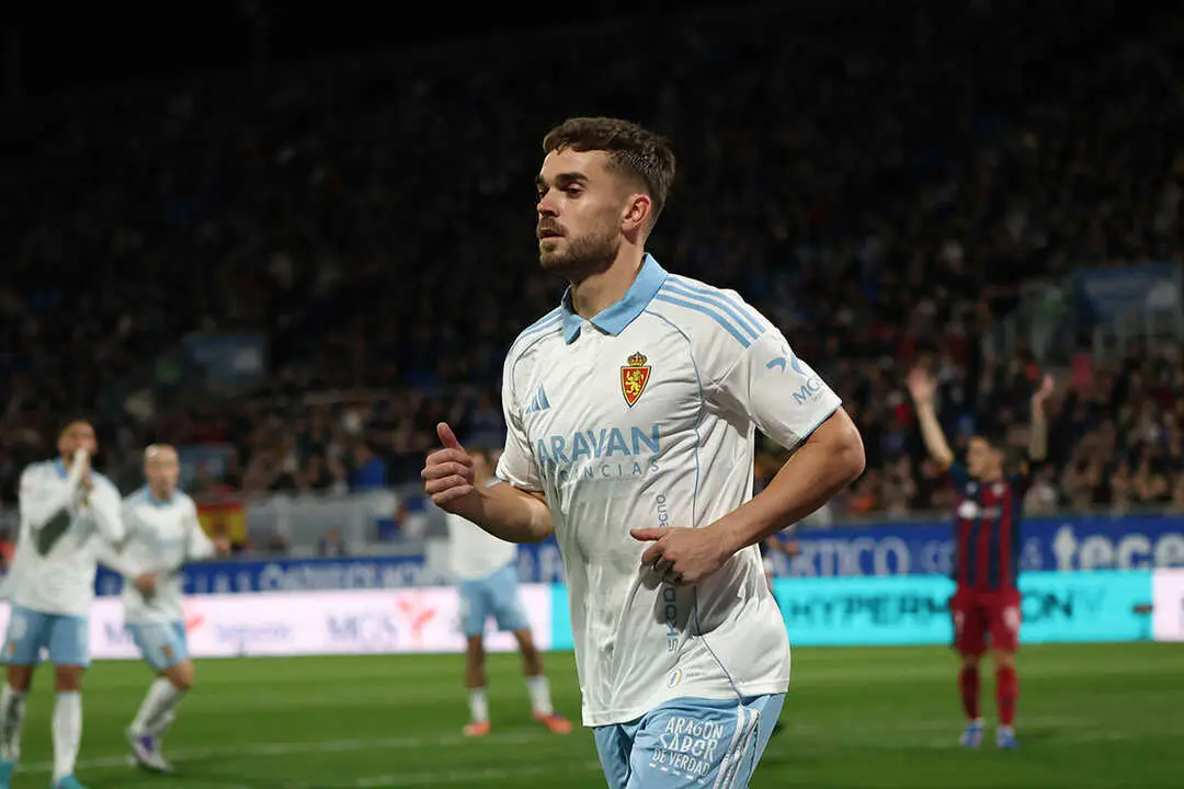 Mario Sober&oacute;n, en pleno partido ante la S.D. Huesca, ante quienes venci&oacute; el Real Zaragoza con gol de Aguirregabiria. Foto: Pilar &Aacute;lvarez