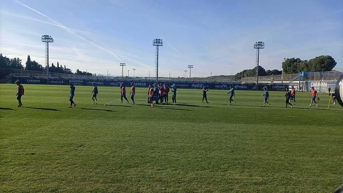 El Real Zaragoza entrena en la Ciudad Deportiva en una foto de archivo. Foto: M.G.