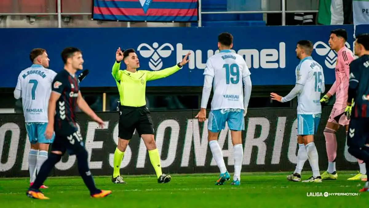 El &aacute;rbitro del Real Zaragoza - Eibar, Fuentes Molin&aacute;, expuls&oacute; a Saidu: Foto: LaLiga