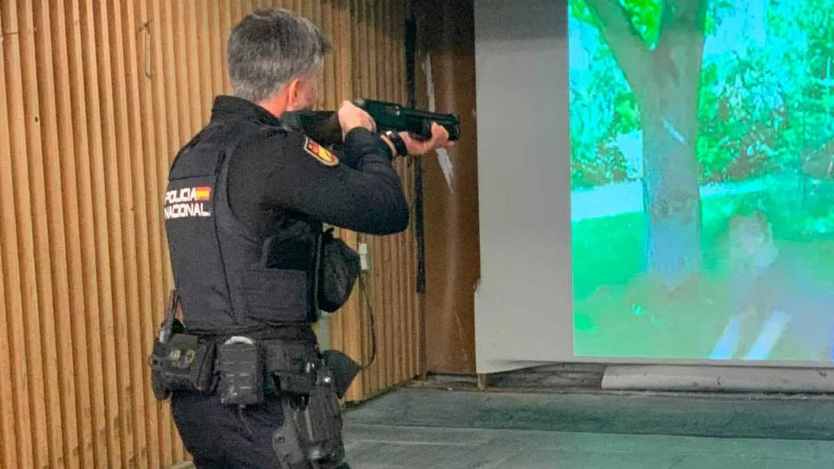 La nueva galer&iacute;a de tiro de la Polic&iacute;a Nacional en Zaragoza  incorpora un simulador &oacute;ptico capaz de recrear intervenciones reales con gran precisi&oacute;n.