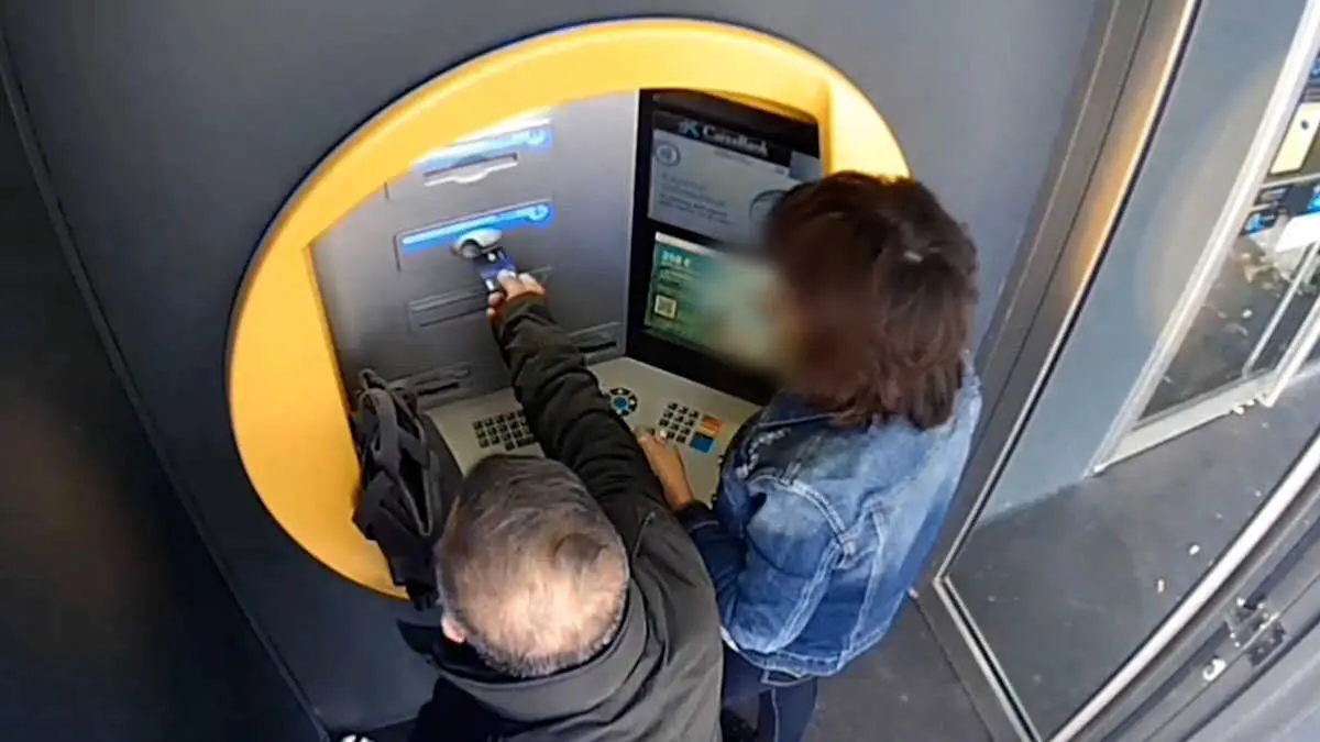 La estafa "scalping" consiste en intercambiar la tarjeta de la v&iacute;ctima en un cajero autom&aacute;tico sin que esta lo perciba, y observar su n&uacute;mero PIN. Foto de Archivo