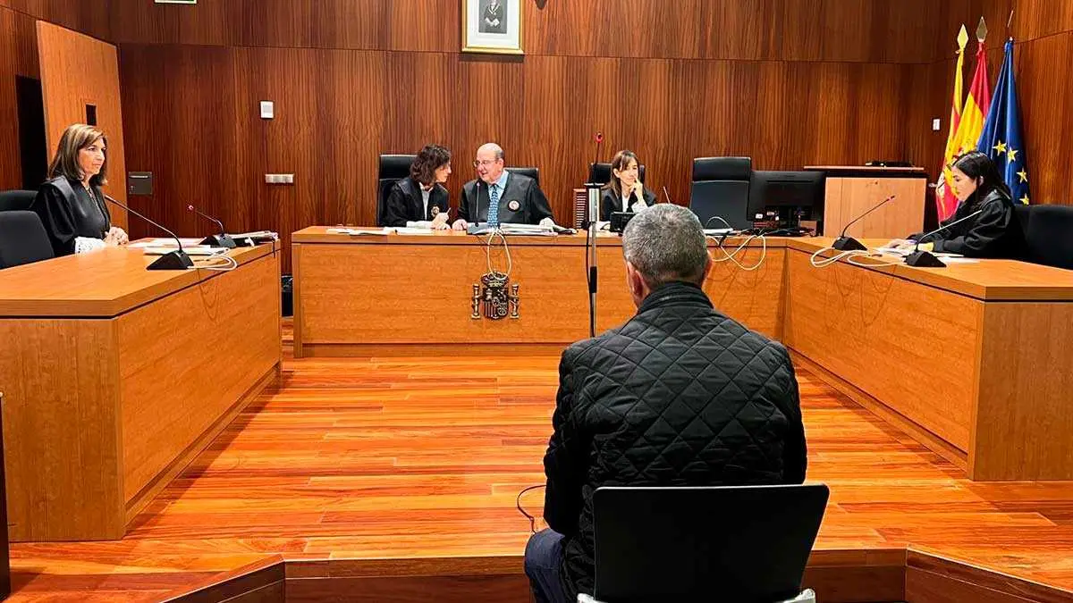 El acusado, este martes en la Audiencia Provincial de Zaragoza, realiz&oacute; tocamientos no consentidos a su hijastra cuando la llevaba en coche al colegio.