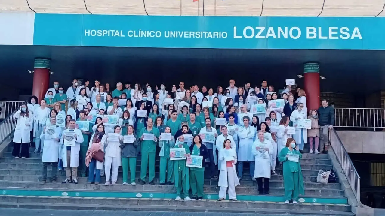M&eacute;dicos de los servicios m&iacute;nimos del Cl&iacute;nico Universitario en la puerta del hospital