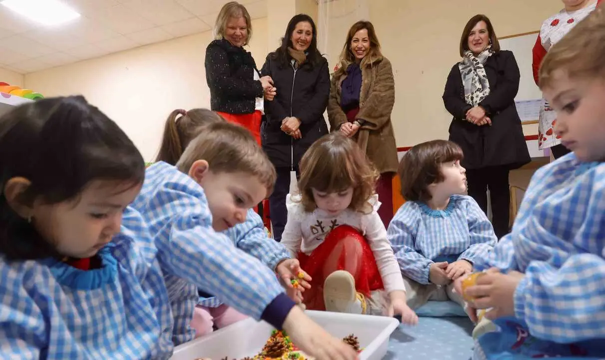 La alcaldesa de Zaragoza, Natalia Chueca, anuncia el nuevo cheque beb&eacute; durante la visita a una guarder&iacute;a