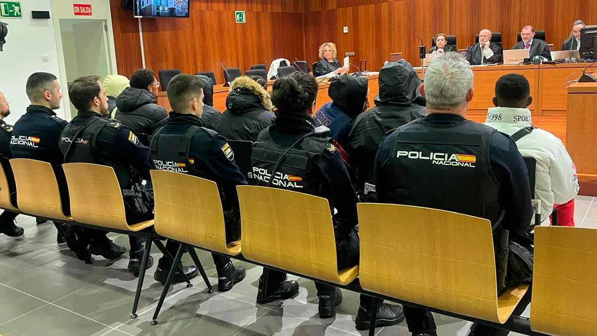 Los siete acusados de la violaci&oacute;n grupal y continuada a una joven en junio de 2020, este mi&eacute;rcoles en la Audiencia Provincial de Zaragoza.