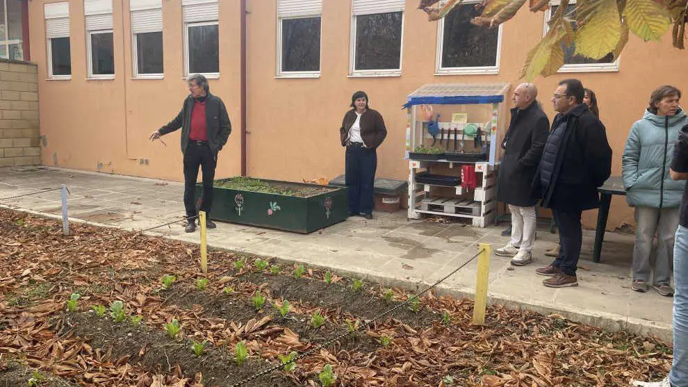 Un momento de la visita realizada este mi&eacute;rcoles a uno de los centros escogidos para el programa Patios X El Clima.