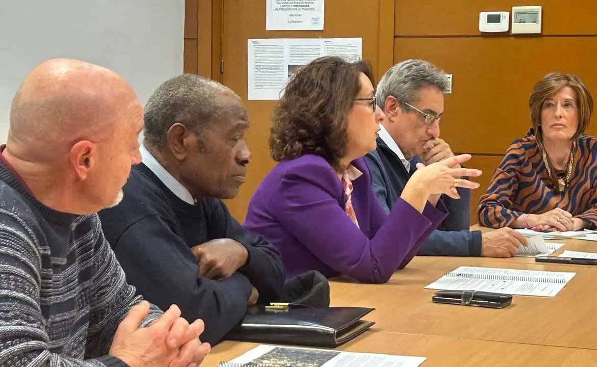 El grupo municipal de Vox durante su visita a Pe&ntilde;aflor