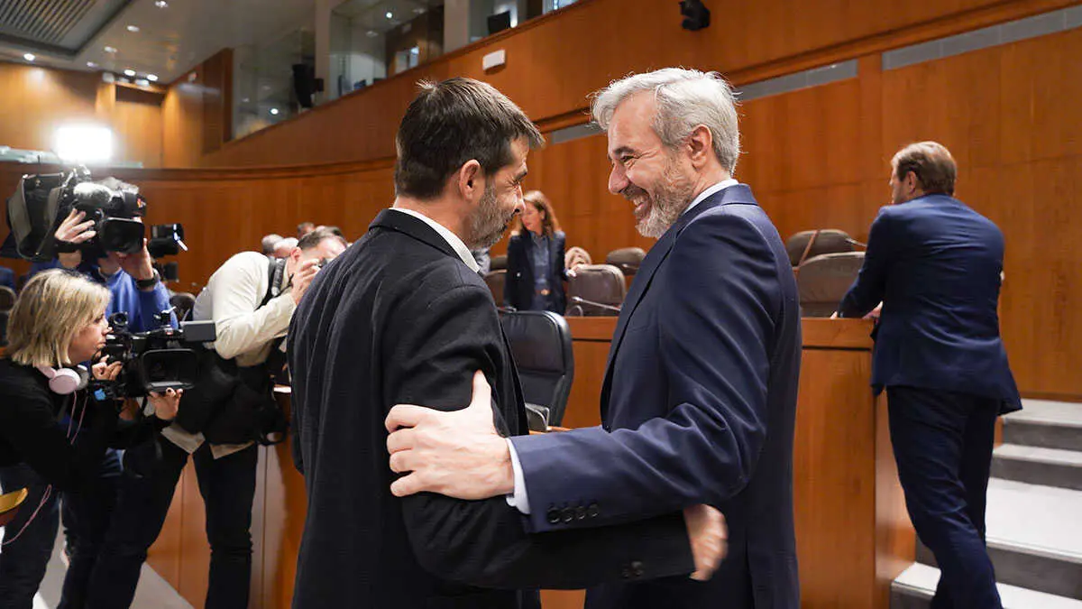Azc&oacute;n saluda a &Aacute;lvaro Sanz (IU), que deja el esca&ntilde;o. Foto: Cortes de Arag&oacute;n