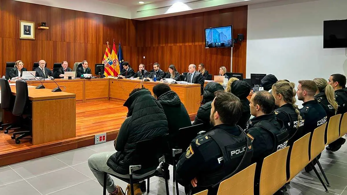 Los siete acusados de la Manada de Zaragoza, durante el juicio el mes pasado en la Audiencia Provincial.