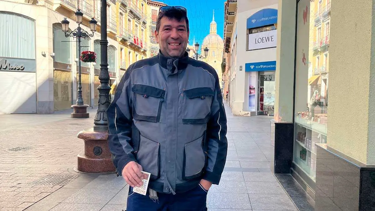 David con su d&eacute;cimo de Loter&iacute;a de Zaragoza. Foto: C.M.
