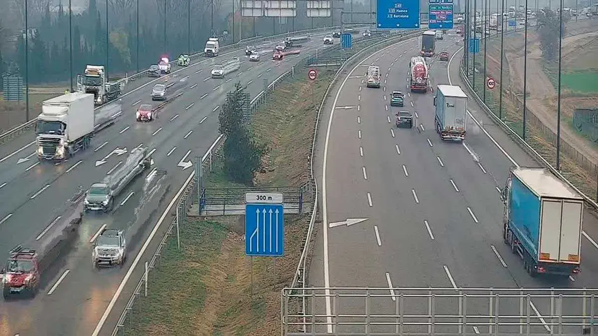 Dos heridos tras un accidente de tr&aacute;fico en la Z-40 de Zaragoza. Fuente: C&aacute;mara DGT en el kil&oacute;metro 319, donde se ha producido el siniestro.