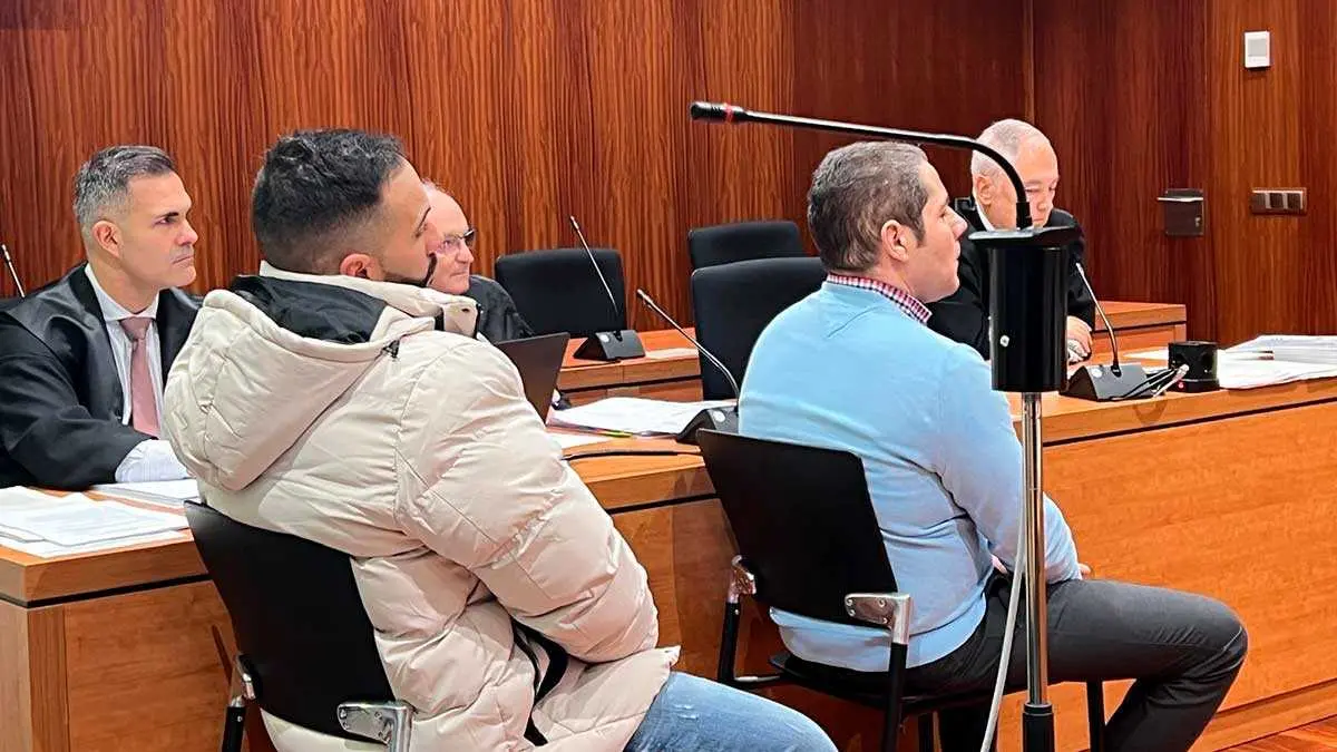 Los dos acusados por cohecho en el Centro Penitenciario de Zuera, juzgados en la Audiencia Provincial de Zaragoza.