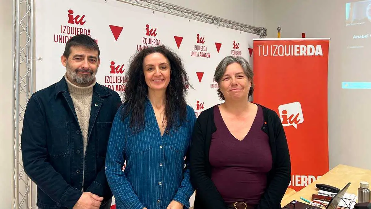 &Aacute;lvaro Sanz, Marta Abengochea y Marga Dey&aacute;, este s&aacute;bado en la sede de Izquierda Unida de Arag&oacute;n.