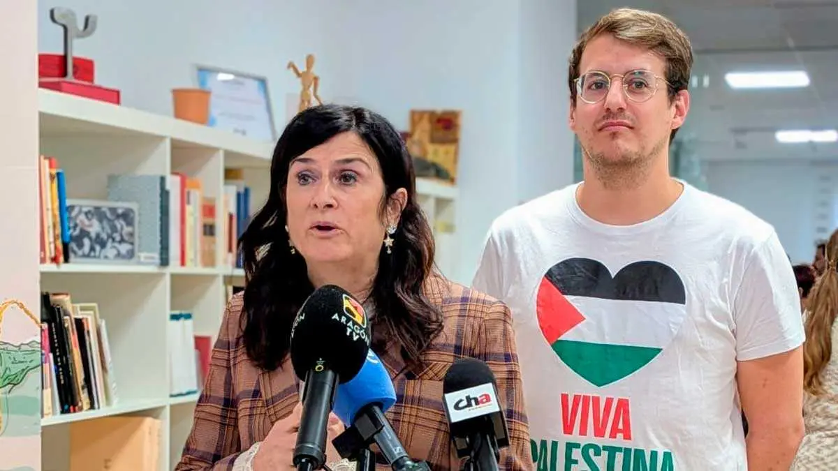 La secretaria general de CHA, Isabel Lasobras, junto a Jorge Pueyo, este domingo en Zaragoza.