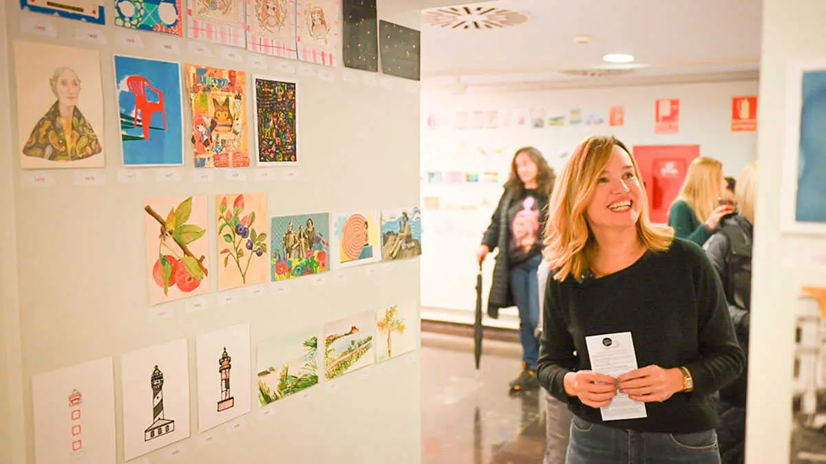 Pilar Alegr&iacute;a, ha visitado este s&aacute;bado la exposici&oacute;n solidaria &ldquo;Postales desde el Limbo&rdquo;, de la DPZ y Proyecto Hombre.
