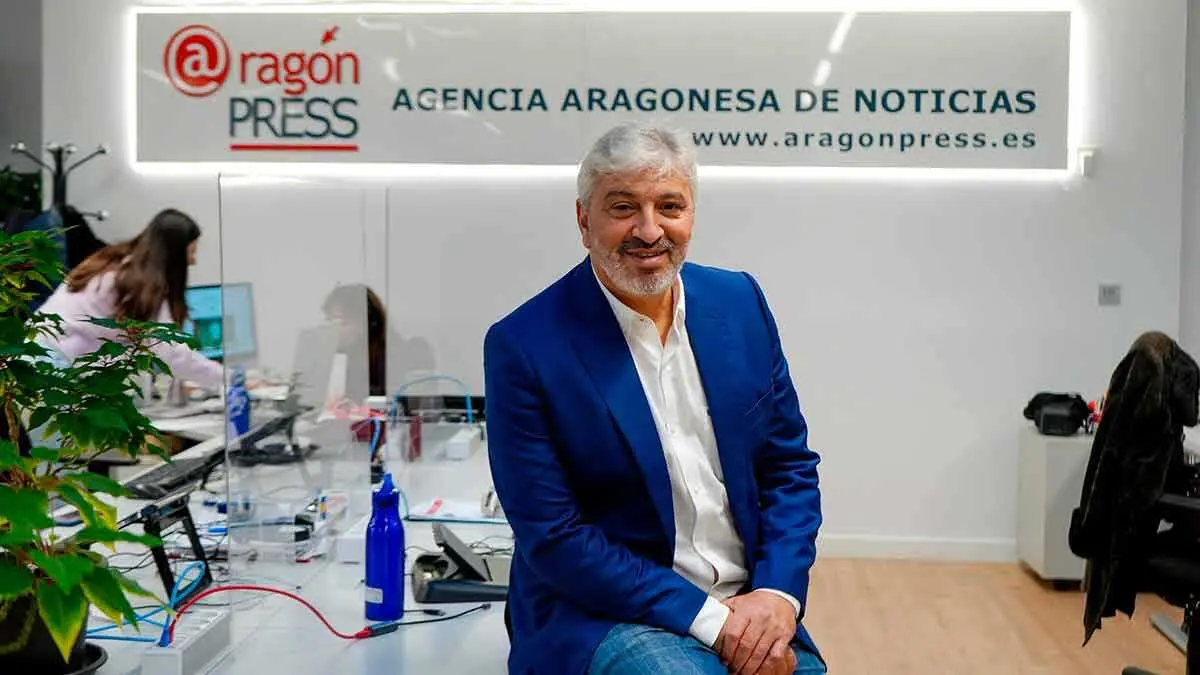 El exjugador del Real Zaragoza Nayim posa en su visita a Arag&oacute;n Digital. Foto: Lorena Torrijo