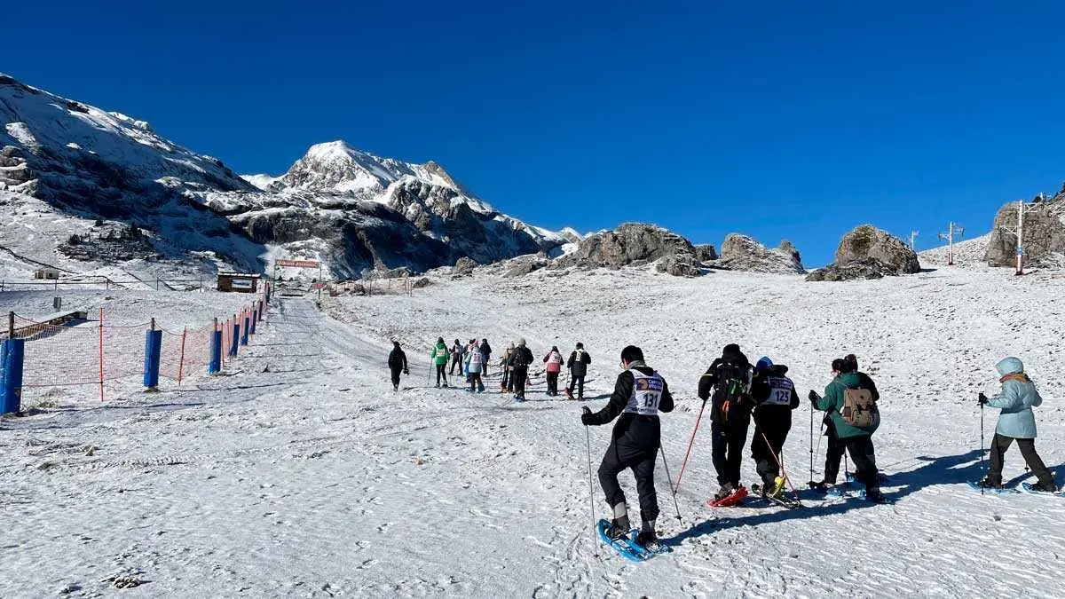 Viajeros en el Pirineo aragon&eacute;s que se encuentra en uno de sus meses m&aacute;s potentes