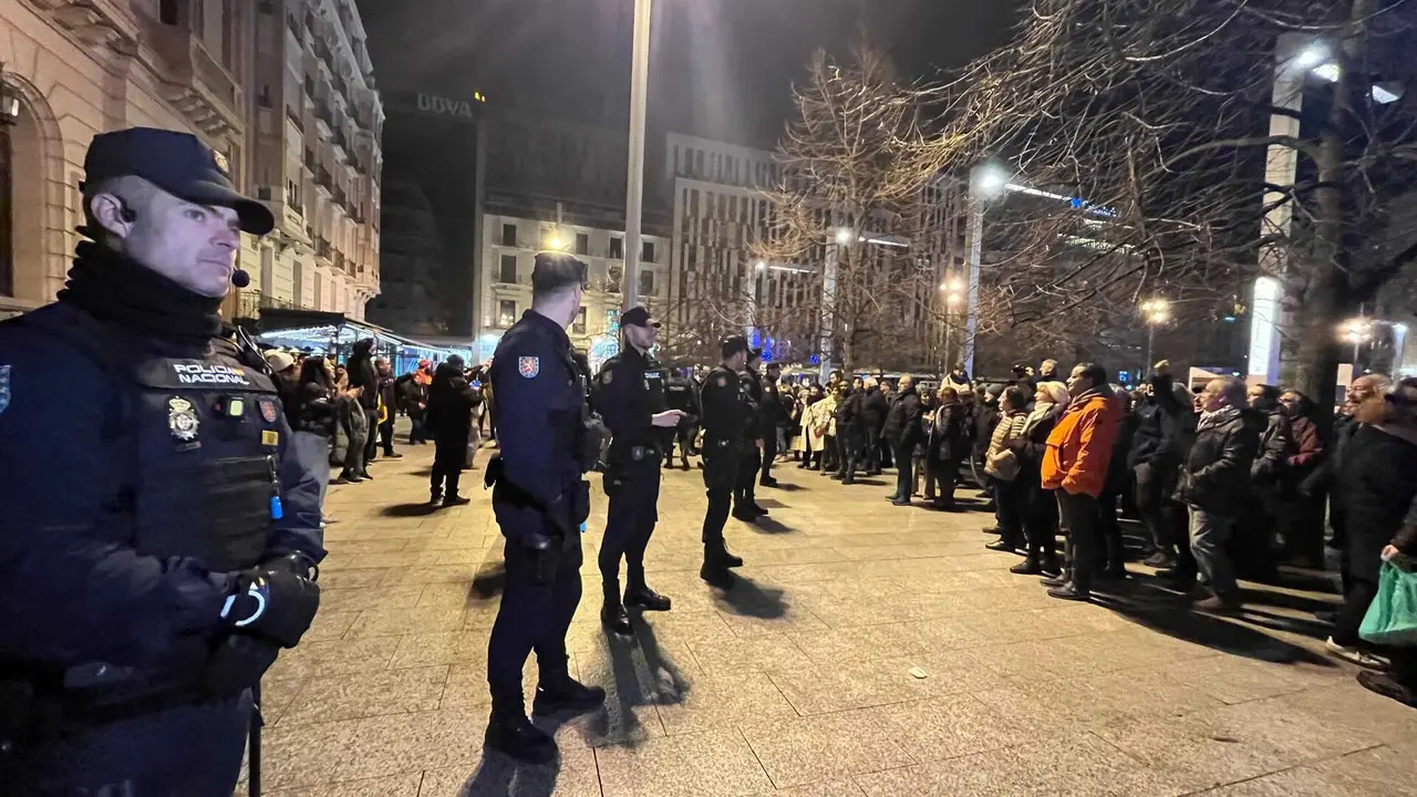La polic&iacute;a ha tenido que separar ambas concentraciones. Foto: CM