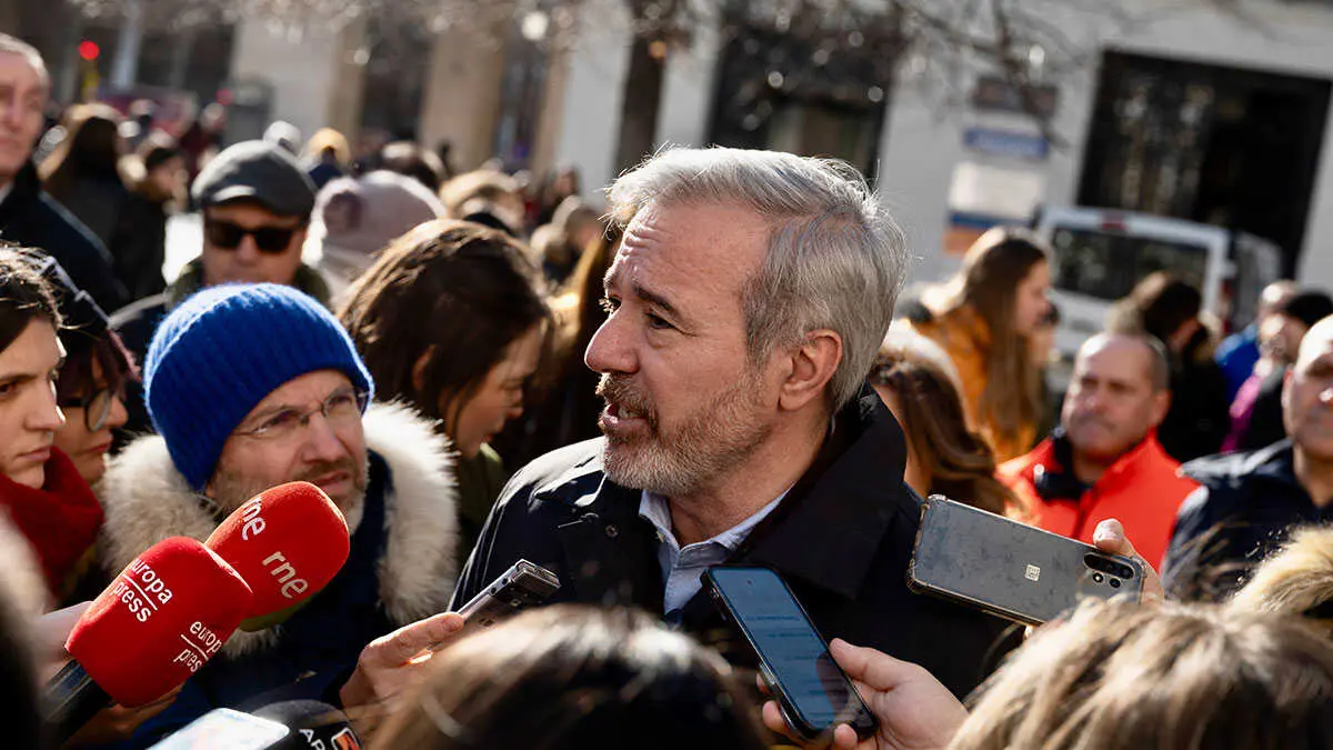 Azc&oacute;n atiende a los medios en Zaragoza. Foto: Fabi&aacute;n Sim&oacute;n (DGA)