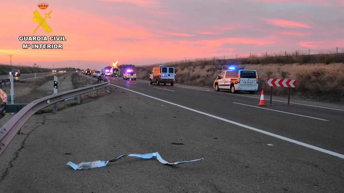 Un camionero que circulaba por la A-23 a la altura de Zuera est&aacute; siendo investigado por perder parte de su carga y da&ntilde;ar hasta 11 veh&iacute;culos. Fuente: Guardia Civil