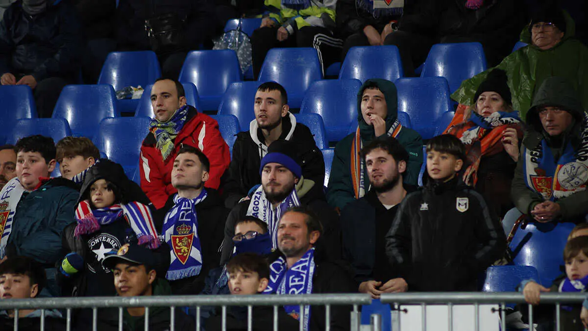 Numerosos asientos vac&iacute;os en la grada durante el Real Zaragoza - Real Sociedad B. Foto: Pilar &Aacute;lvarez