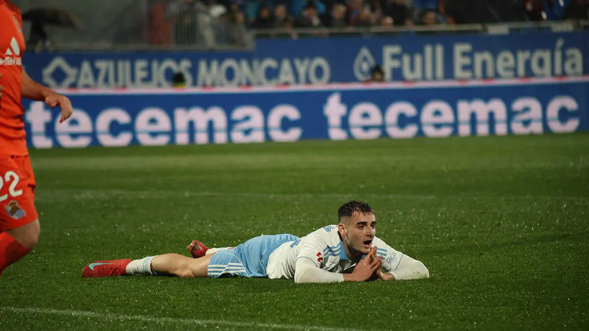 Marcos Cuenca se lamenta en el Real Zaragoza - Real Sociedad B, saldado con empate... y gracias. Foto: Pilar &Aacute;lvarez