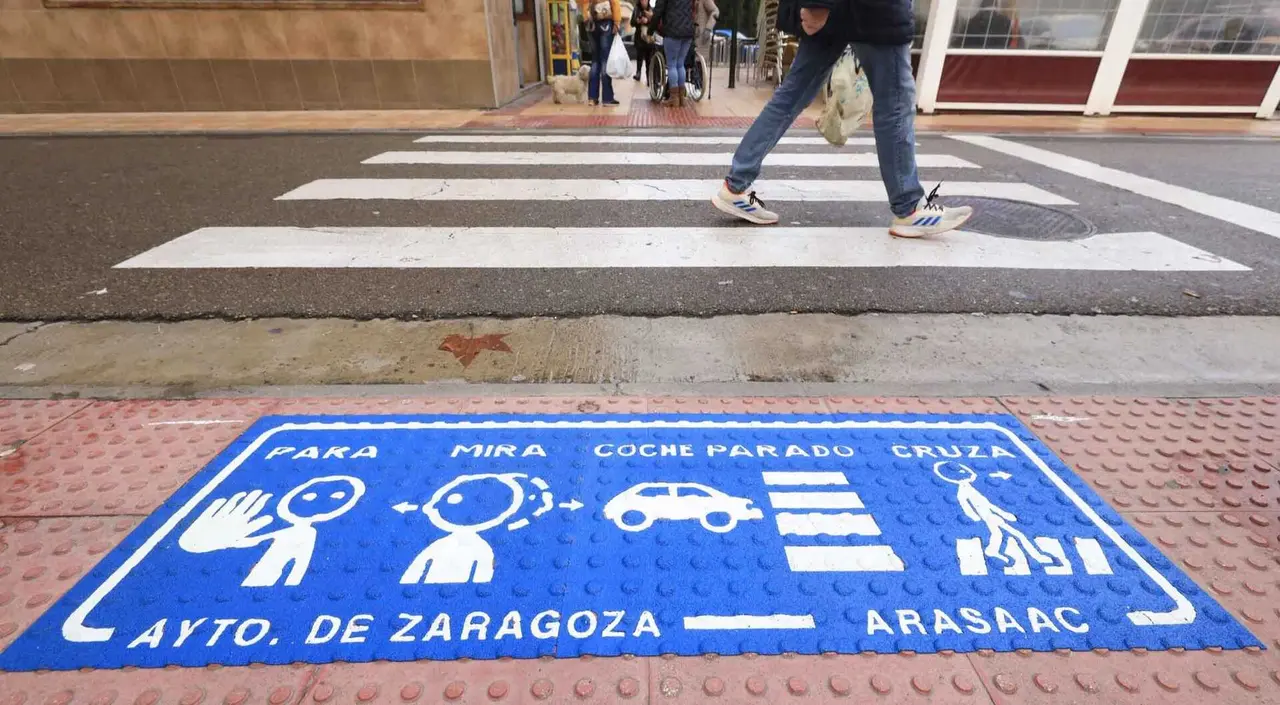 Una de las nuevas se&ntilde;ales junto al paso de peatones