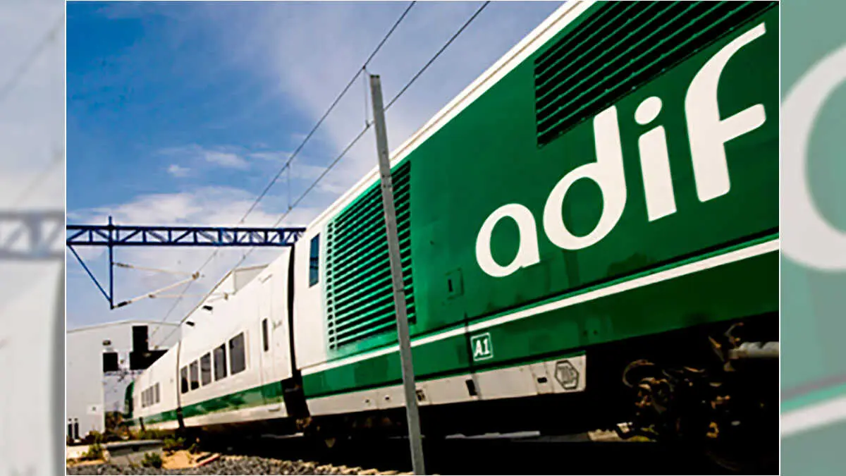 Tren serigrafiado con las siglas de Adif. Foto: Moncloa