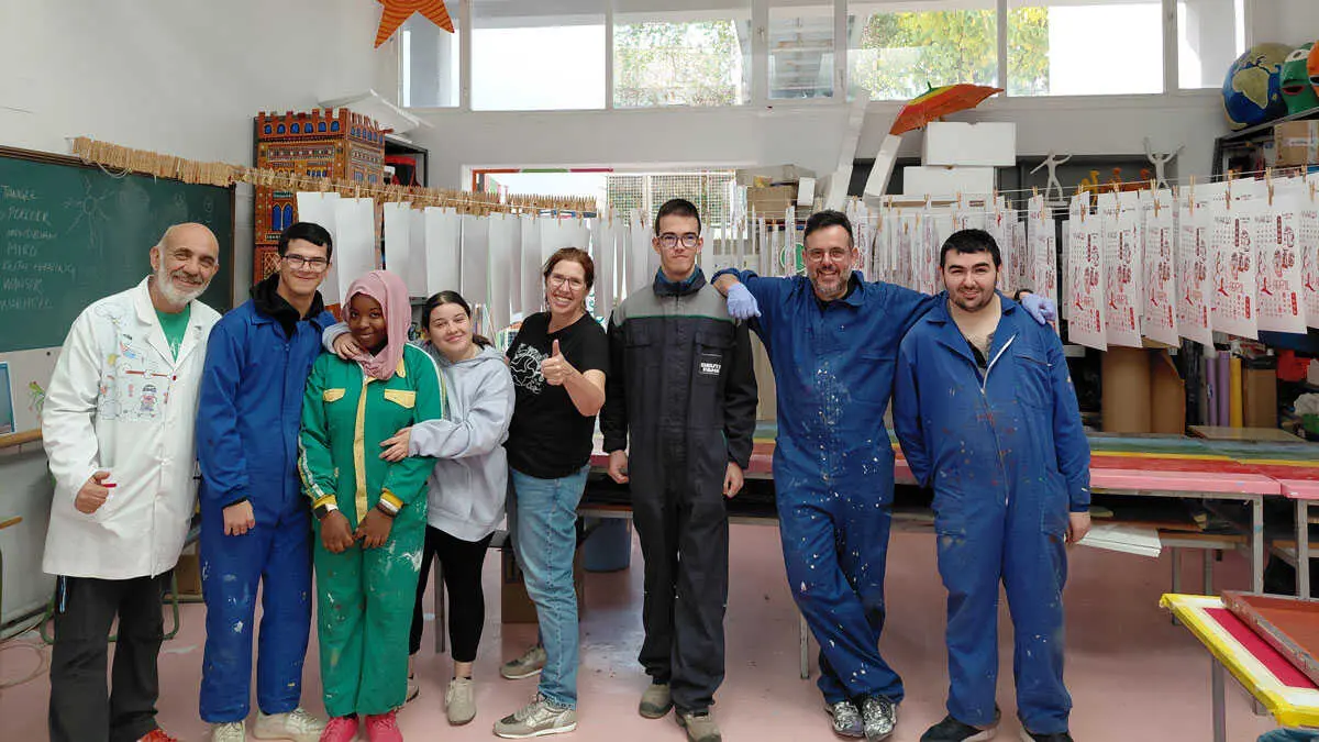 Los creadores del calendario entregado a Broncano en La Revuelta. Foto: Colegio