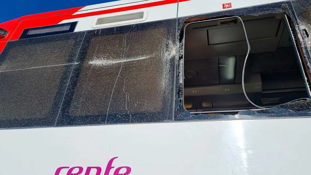 Un tren ha chocado contra una gr&uacute;a en Murcia dejando dos heridos leves. Foto: &Oacute;scar Puente, Ministerio de Transportes / X