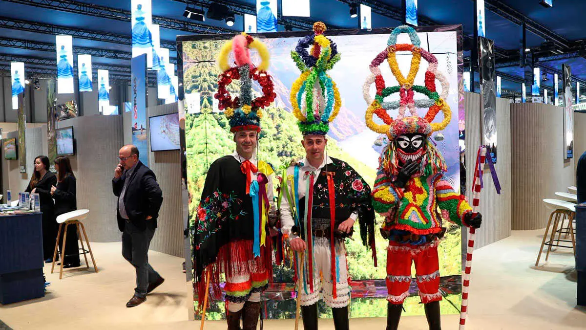 FITUR-8