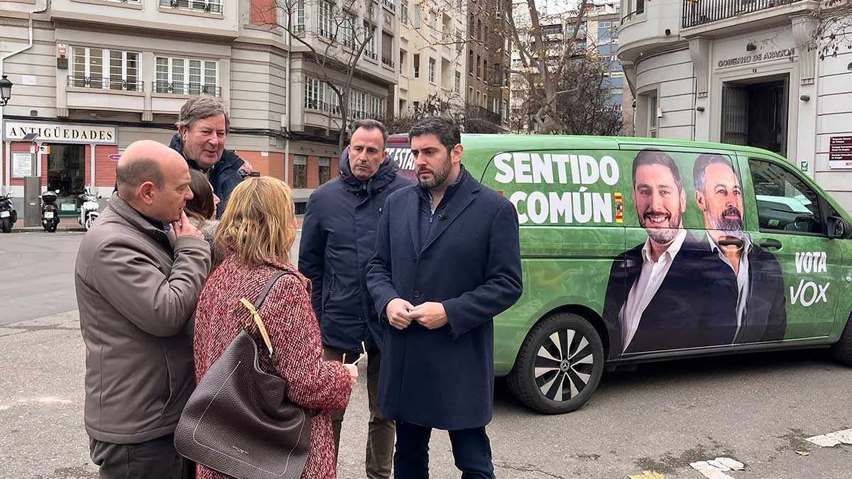 Alejandro Nolasco junto a parte de su equipo este lunes junto a la plaza de los Sitios. Foto: E.P.