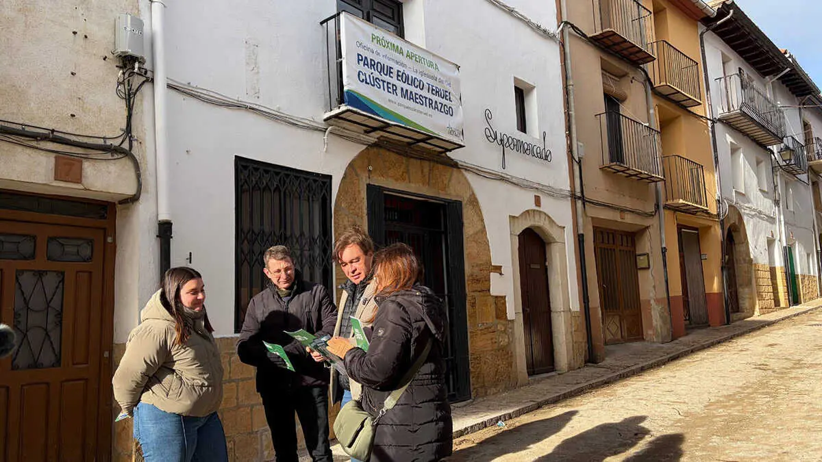 Tom&aacute;s Guitarte junto a miembros de Teruel Existe se ha desplazado hasta La Iglesuela del Cid | Foto: Teruel Existe
